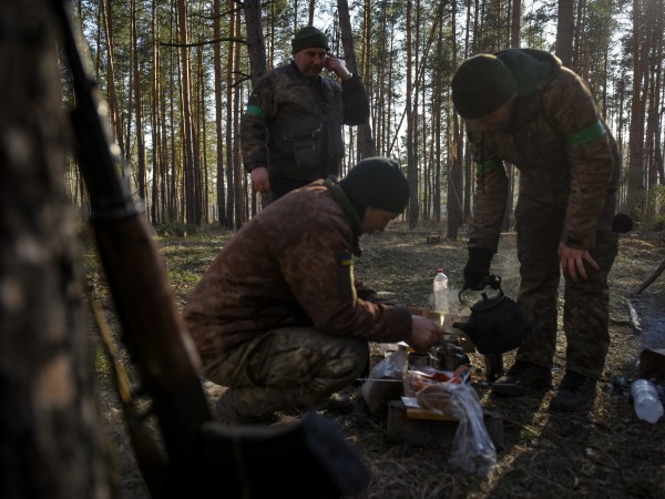 Украинските войски на фронтовата линия в Донбас споделят пред BBC,