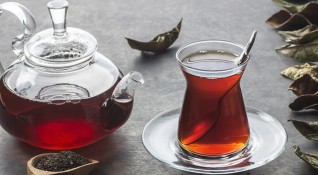 Черният чай е гореща напитка с вековна традиция в културата