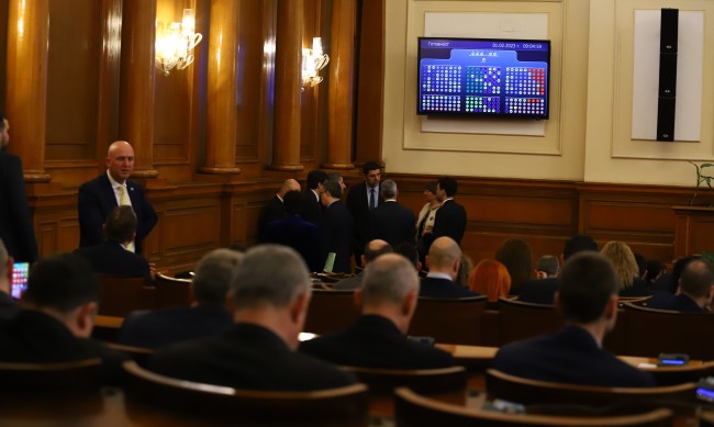 Депутатите приеха: Минималната работна заплата ще е 50% от средната 