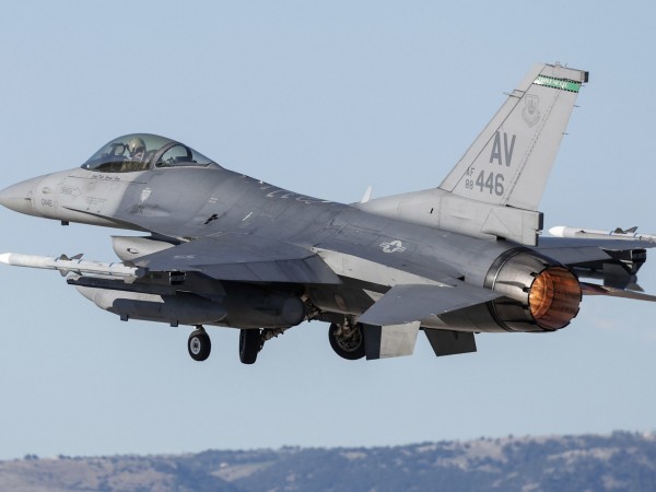 Какво представлява F-16? F-16 Fighting Falcon е лек изтребител, който