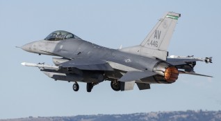 Какво представлява F 16 F 16 Fighting Falcon е лек изтребител който