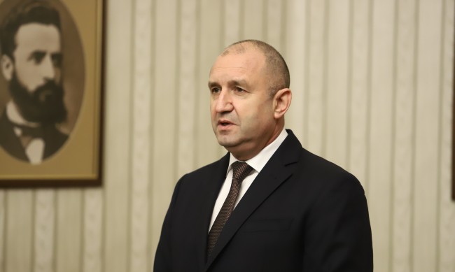 Румен Радев назначи с указ новия служебен кабинет, смени един министър