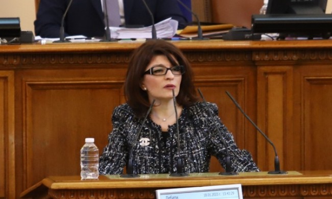 Атанасова: Политическата криза не може да се реши без ГЕРБ-СДС