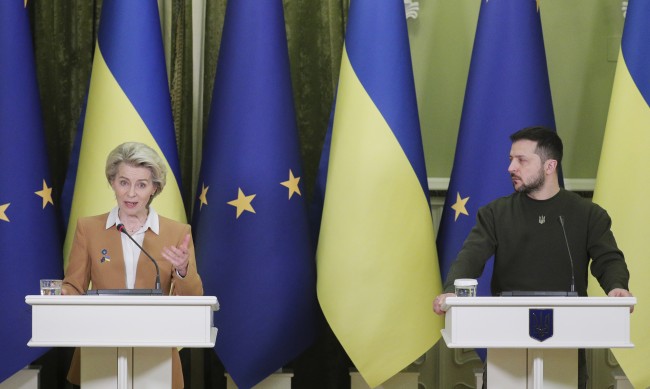 ЕС с още санкции на Русия за годишнината от инвазията &#1117; в Украйна