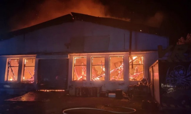 Голям пожар в Бургас в хале до летището