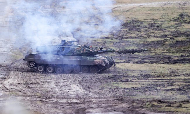 Русия пуска танкове-роботи в Украйна да "ловят" германските "Леопард"-и 