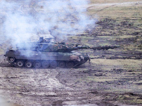 Русия разполага нови танкове-роботи в Източна Украйна в опит да