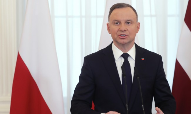 Полският президент готов да издигне нова Желязна завеса "чак до облаците"