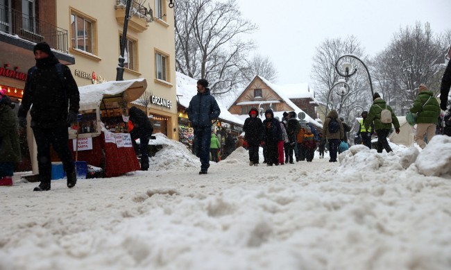 Студ и сняг в Европа, Турция отменя полети