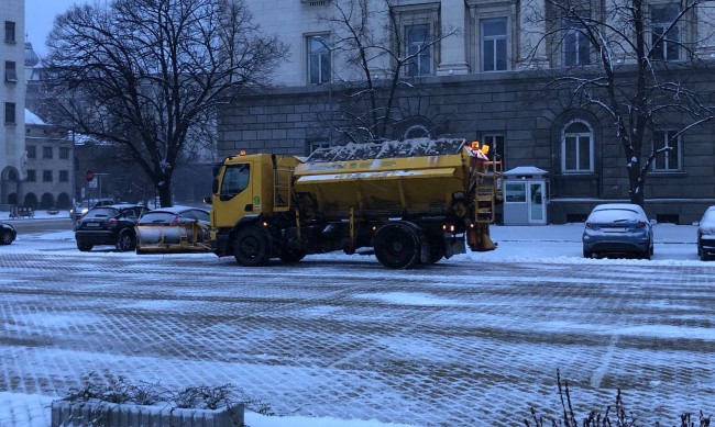На Витоша автомобили само с вериги, обилен сняг в София