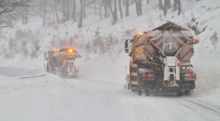 Пътните настилки са мокри и проходими при зимни условия Сняг