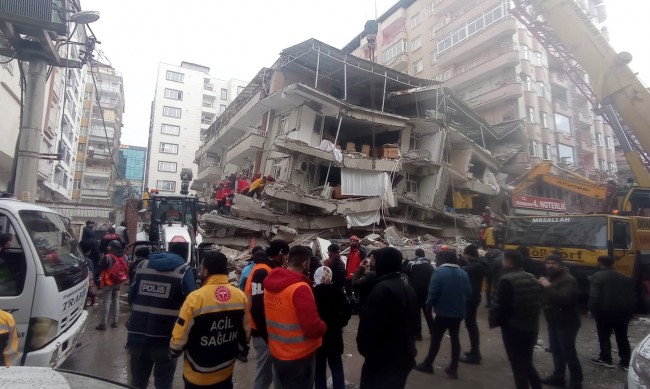 Близо 1000 станаха жертвите на земетресението в Турция 