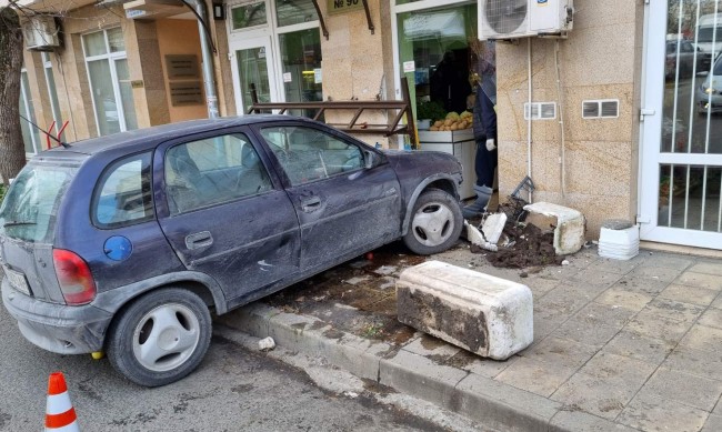 Мъж без книжка катастрофира в магазин в центъра на Бургас