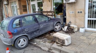 Кола се вряза в зеленчуков магазин в центъра на Бургас