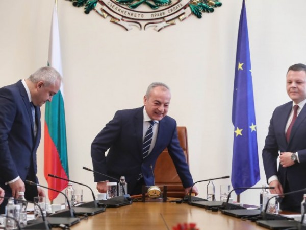 Служебният министър-председател Гълъб Донев разпредели между четиримата вицепремиери функциите по