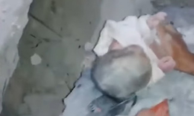 Бебе се роди под руините в Алепо, майката не оцеля