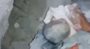 Жена е родила бебе под руините на Алепо Сирия след