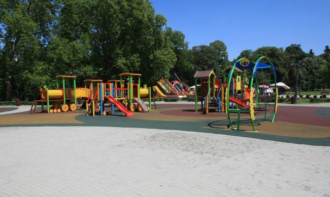 Обновяват детски площадки в София