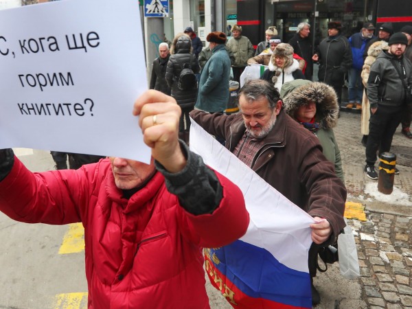 Снимка: Димитър Кьосемарлиев, Dnes.bgДесетки граждани излязоха на протест пред сградата