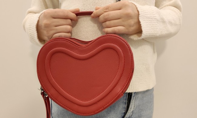 Дамски чанти - време е за модели във формата на сърце