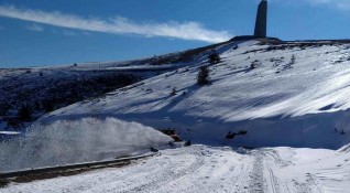 Близо 150 машини почистват пътните настилки в районите със снеговалеж