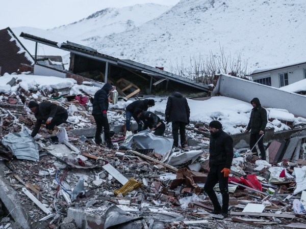 Надпреварата за намиране на оцелели продължава след двете смъртоносни земетресения,