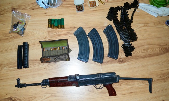 Арестуваха мъж, в дома му - боеприпаси и незаконни оръжия