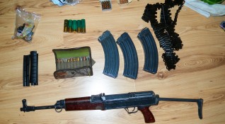 Полицията откри оръжие и боеприпаси в дома на млад мъж