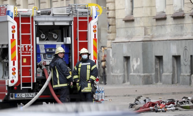 Пожарникари втори ден гасят огъня в завода за дронове в Латвия