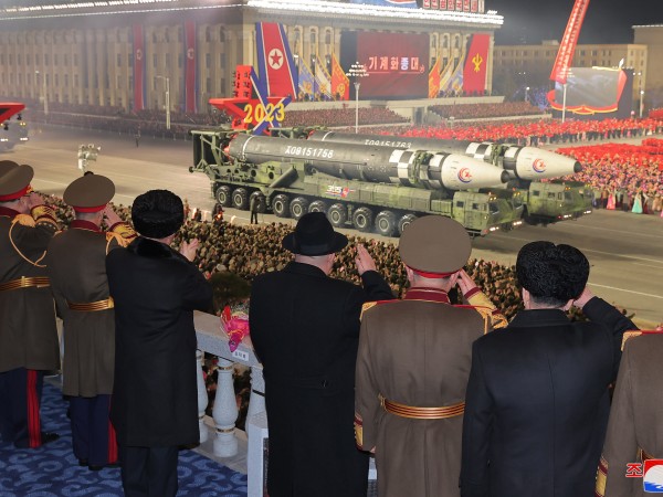 Снимка: Голям парад в Северна Корея, Ким се хвали с модерна балистична ракета