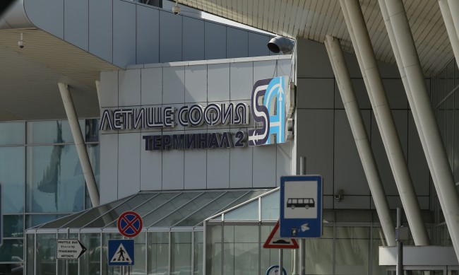 Сигнали за бомба на летището и метростанции в София