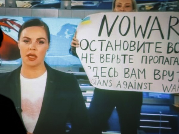 Руската журналистка Марина Овсянникова, прочула се с това, че осъди