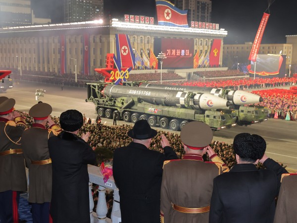 Северна Корея показа безпрецедентно голям брой междуконтинентални балистични ракети на