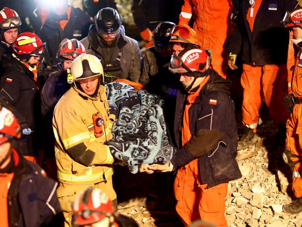 Български пожарникари, заедно с полски колеги извадиха жива жена, затрупана
