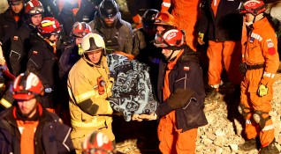 Български пожарникари заедно с полски колеги извадиха жива жена затрупана