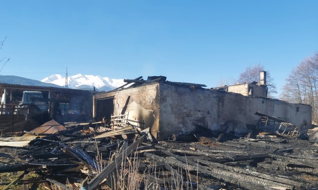 Пожар в стопанска постройка край Банско взе жертва