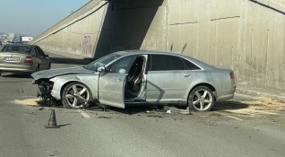 Катастрофа затруднява трафика на столичното Околовръстно шосе Под моста за