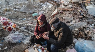 Дни след разрушителните земетресения вторични трусове продължават да разтърсват Турция