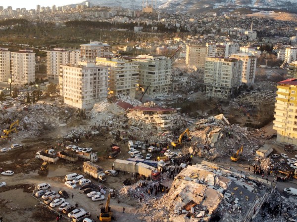 Турската полиция е задържала 12 души заради срутени сгради в