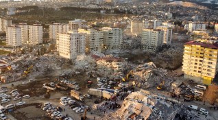 Турската полиция е задържала 12 души заради срутени сгради в