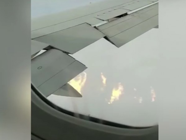 Снимка: Крилото на самолет от Единбург до Ню Йорк се запали
