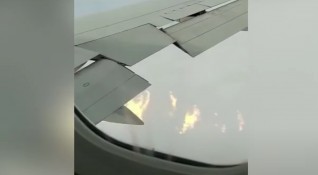 Самолет кацна аварийно след като крилото му се запали по