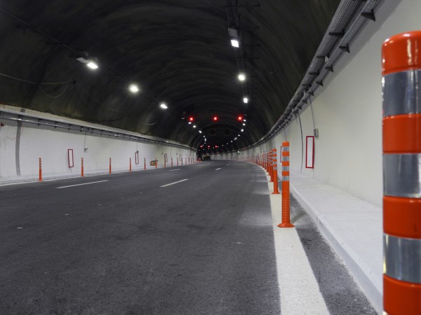 Движението по изпреварващата лента в тръбата за София на тунел