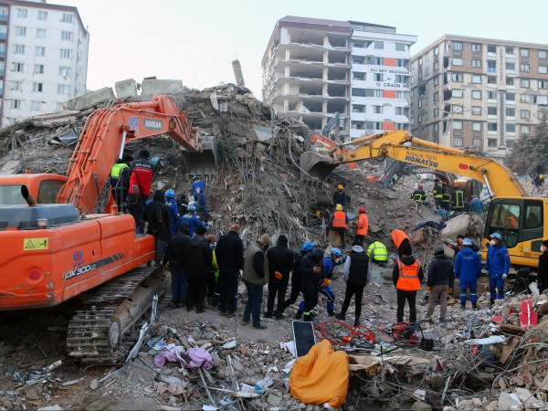 Снимка: Това ти дава надежда: Български хирург оперира под руините в Турция