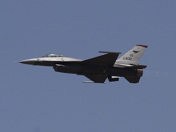 Два американски изтребителя прехванаха четири руски военни самолета близо до
