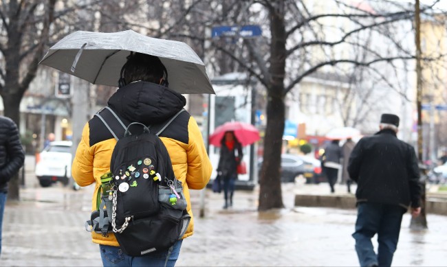 Времето днес: Облачно и дъждовно