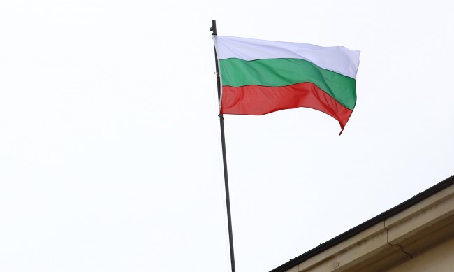 Тийнейджър сви и запали българското знаме от кметство