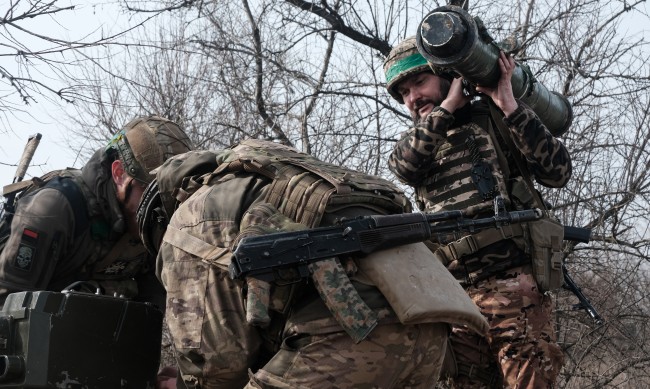 Украинските сили доставят боеприпаси, храна, медикаменти в Бахмут