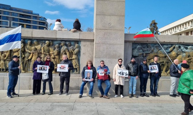 Протест на руснаци в Бургас, искат политическо убежище