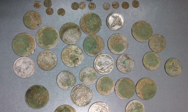 Полицията задържа двама иманяри със старинни монети и наркотици 